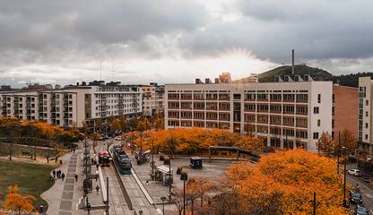 Från Lumaparken går både tvärbanan och bussar. Hammarby Allé 93