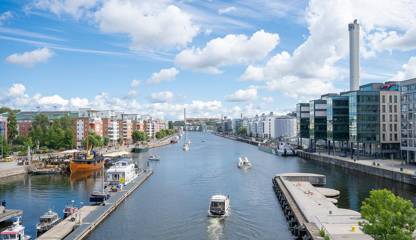 Hammarby Sjöstad är en stadsdel med massor av kontor, bostäder och service som fortsätter att utvecklas. Lumaparksvägen 9