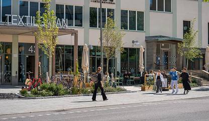 I kvarteren runt Virkesvägen och Heliosgatan tar en ny del av Sjöstaden form. Textilgatan 43
