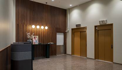 Entréhall från torget Kolonnvägen 45