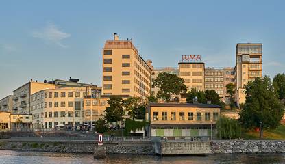 Lumafabriken erbjuder vackra lokaler med industrikaraktär och utsikt över Hammarby Sjö. Lumaparksvägen 11