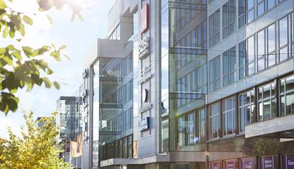 Från klassisk industrikänsla till innovativ nyproduktion. Solna Business Park rymmer en stor arkitektonisk mångfald. Englundavägen 11