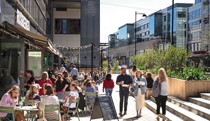 En mix av restauranger, träning, kultur och mötesplatser – allt är inom räckhåll. Englundavägen 11