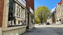 Närbild på fasaden mot parken butik 79 kvm Närbild på fasaden mot parken butik 79 kvm