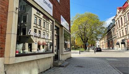 Närbild på fasaden mot parken butik 79 kvm Kyrkogatan 21